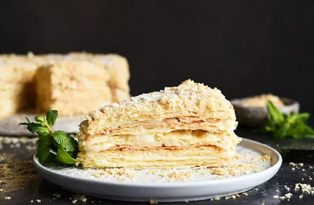 Торт Наполеон из слоеного теста с заварным кремом